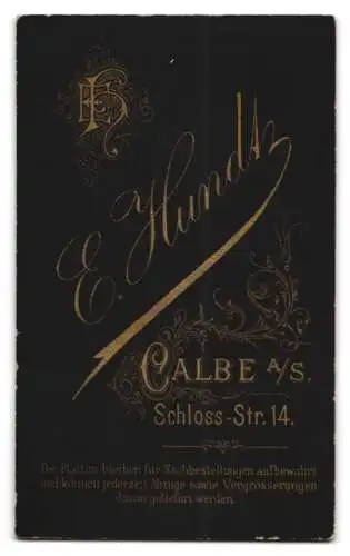 Fotografie E. Hundt, Calbe a. S., Schloss-Str. 14, Kleinkind in einem Sessel sitzend