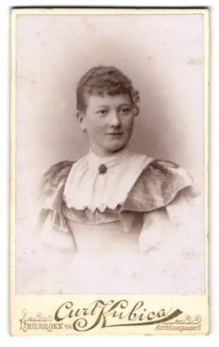 Fotografie Curt Kubica, Heilbronn a. N., Rathausgasse 5, Portrait einer jungen Frau mit lockigem Haar