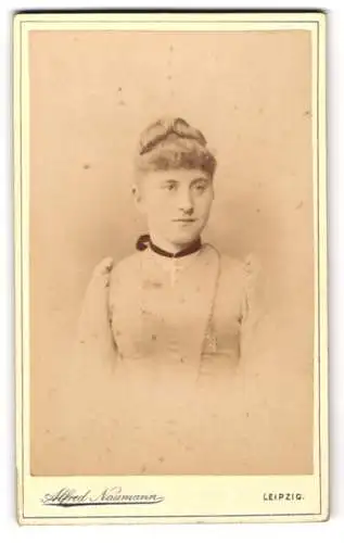 Fotografie Alfred Naumann, Leipzig, Dorothenstrasse, Portrait einer jungen Frau in eleganter Kleidung