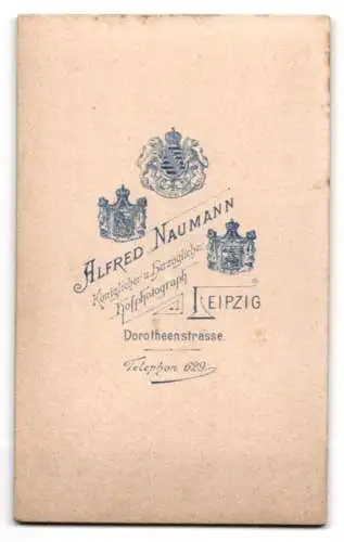 Fotografie Alfred Naumann, Leipzig, Dorothenstrasse, Portrait einer jungen Frau in eleganter Kleidung