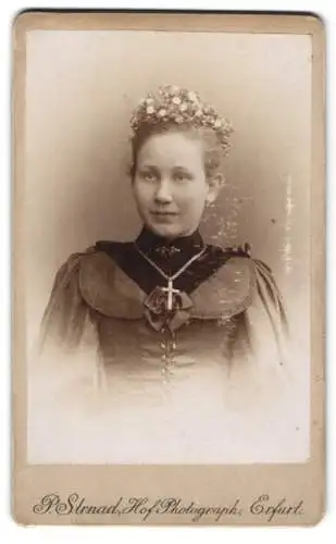 Fotografie P. Strnad, Erfurt, Elegante Dame mit Blumenschmuck und Halskette