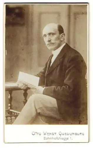 Fotografie Otto Wendt, Quedlinburg, Bahnhofstrasse 1, Ein eleganter Herr mit Buch