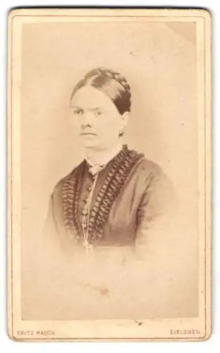 Fotografie Fritz Hauck, Eisleben, Am Klosterplatz 19, Porträt einer Dame in traditioneller Kleidung