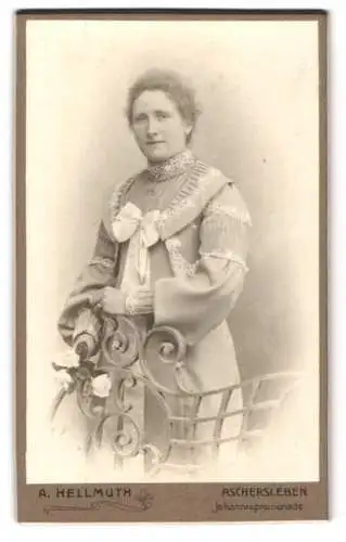 Fotografie A. Hellmuth, Aschersleben, Johannispromenade, Porträt einer Dame in elegantem Kleid