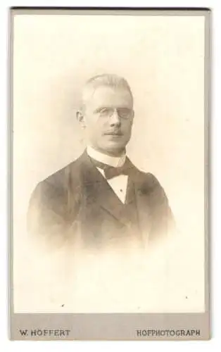 Fotografie W. Höffert, Berlin, Leipzigerplatz 12, Portrait eines eleganten Herrn mit Brille