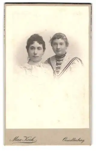 Fotografie Max Koch, Quedlinburg, Zwei Frauen in hochgeschlossenen Kleidern