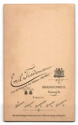 Fotografie Emil Tiedemann, Braunschweig, Bohlweg 66, Porträt einer jungen Frau