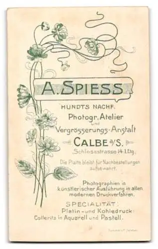 Fotografie Arthur Spiess, Calbe a. S., Schlossstr. 14, Dame im eleganten Kleid neben einem Stuhl