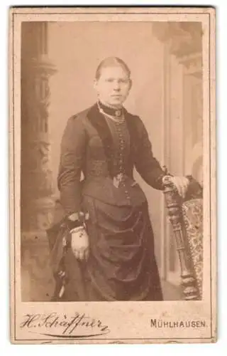 Fotografie H. Schäffner, Mühlhausen, Neben Weymars Felsenkeller, Porträt einer Dame im dunklen Kleid