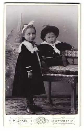 Fotografie H. Unkel, Bitterfeld, Raths-Wall, Zwei Kinder mit gepolsterter Bank