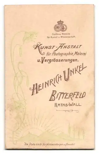 Fotografie H. Unkel, Bitterfeld, Raths-Wall, Zwei Kinder mit gepolsterter Bank