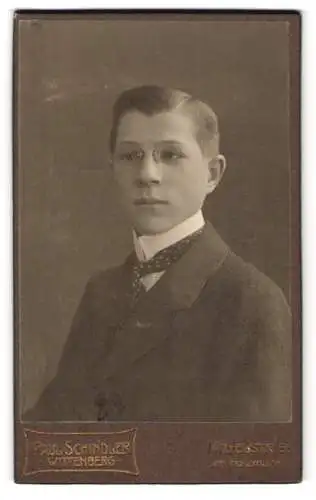 Fotografie Paul Schindler, Wittenberg, Mittelstrasse 56, Porträt eines jungen Mannes mit Brille