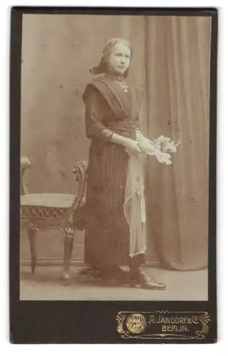 Fotografie A. Jandorf & Co., Berlin, Bellealliancestr 1 /2, Junge Frau mit Blumenstrauss neben einem Stuhl