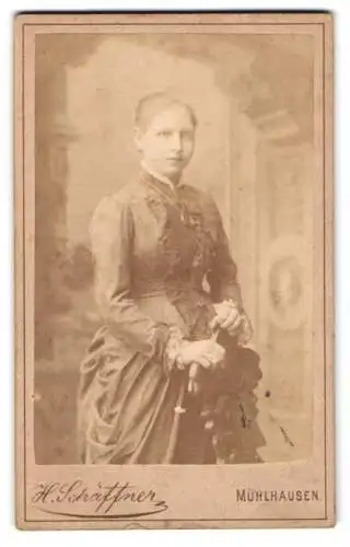 Fotografie H. Schäffner, Mühlhausen i. Thür., Eine Dame in eleganter Kleidung