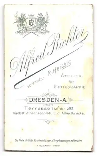 Fotografie Alfred Richter, Dresden, Terrassenufer 30, Porträt eines elegant gekleideten Paares