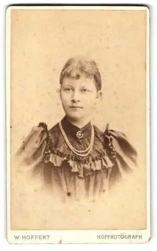 Fotografie W. Höffert, Berlin, Unter den Linden 24, Porträt einer jungen Frau mit elegantem Kleid