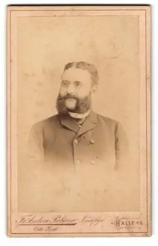 Fotografie Fr. Anders Paltzow Nachfolger, Halle a. S., Grosse Ulrichstr. 23, Portrait eines Mannes mit Brille und Bart