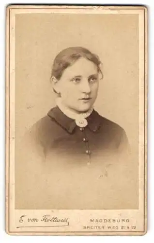 Fotografie E. von Flottwell, Magdeburg, Breiter Weg 21 & 22, Porträt einer jungen Frau