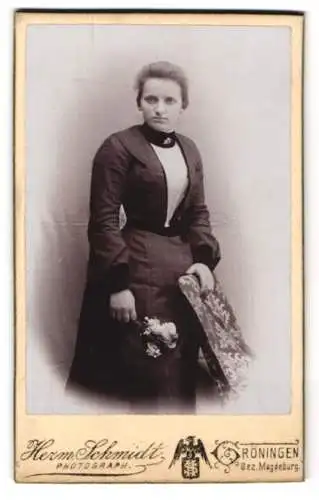 Fotografie Herm. Schmidt, Gröningen, Frau mit Blumenstrauss und Tuch