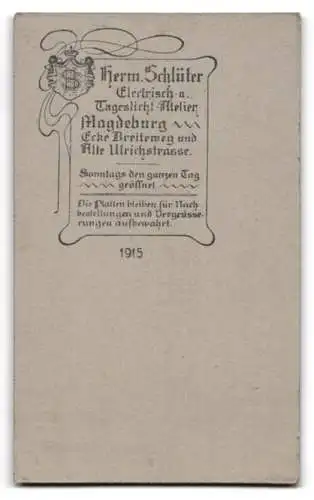 Fotografie Hermann Schlüter, Magdeburg, Alte Ulrichstrasse, Junge im eleganten Anzug mit Buch