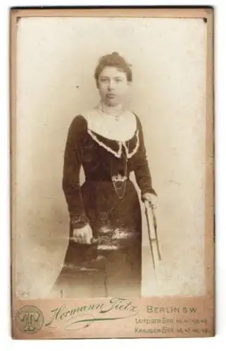 Fotografie Hermann Tietz, Berlin, Leipziger Str. 46, Eine junge Dame in eleganter Pose