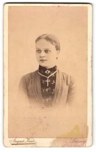 Fotografie August Kade, Leisnig, Junge Dame mit elegantem Kleid und Kreuzanhänger