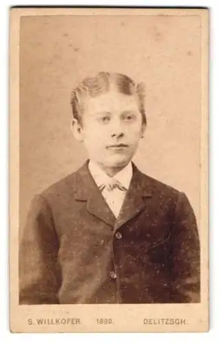 Fotografie S. Willkofer, Delitzsch, Portrait eines Jungen im Anzug