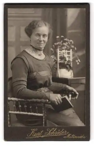 Fotografie Kurt Schröder, Mittweida, Frau mit Buch in der Hand