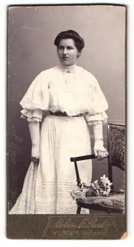 Fotografie Max Radig, Wurzen, Wettinerstr. 7, Dame in elegantem weissen Kleid