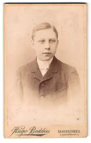 Fotografie Hugo Beddies, Braunschweig, Hagenmarkt 4, Porträt eines jungen Mannes