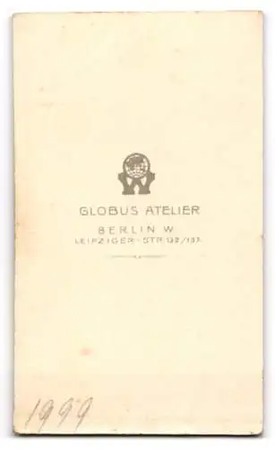 Fotografie Globus Atelier, Berlin, Leipziger Str. 132 /137, Porträt einer jungen Frau in eleganter Kleidung