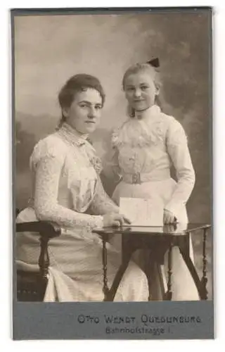 Fotografie Otto Wendt, Quedlinburg, Bahnhofstrasse 1, Zwei Frauen in eleganter Kleidung