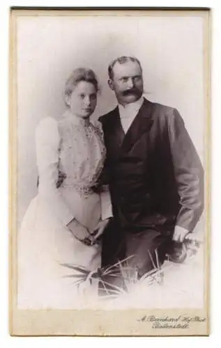 Fotografie A. Bernhard, Ballenstedt, Portrait eines eleganten Paares