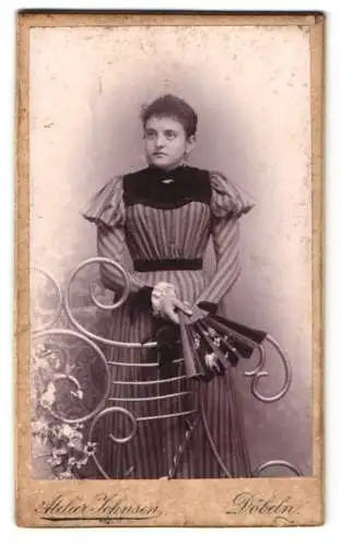 Fotografie Atelier Johnsen, Döbeln, Zwingerstrasse 34, Frau mit Fächer und elegantem Kleid