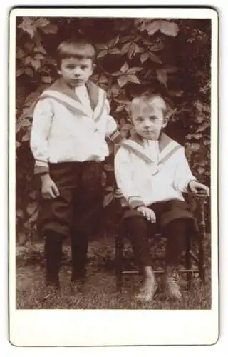 Fotografie unbekannter Fotograf und Ort, Zwei Kinder in Matrosenanzügen