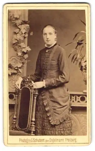 Fotografie G. Schubert, Freiberg, Fischerstrasse 48, Dame im eleganten Kleid neben Stuhl