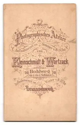 Fotografie Kleinschmidt & Wartzack, Braunschweig, Bohlweg 20, Kind neben Stuhl und Tisch stehend
