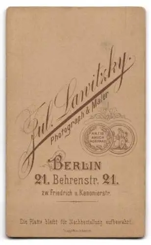 Fotografie Jul. Lawitzky, Berlin, Behrenstr. 21, Portrait einer Frau mit elegantem Kleid