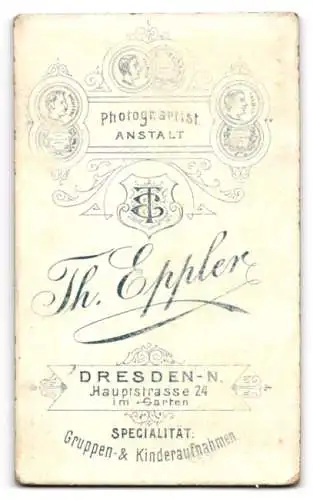 Fotografie Th. Eppler, Dresden, Hauptstr. 24, Dame in elegantem Kleid