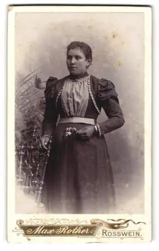 Fotografie Max Rother, Rosswein, Mittelstr. 488, Dame in elegantem Kleid mit Blumenstrauss