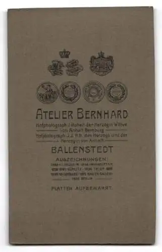 Fotografie Atelier Bernhard, Ballenstedt, Ein Kleinkind mit Spielzeugkuh