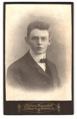 Fotografie Atelier Hauschild, Zittau i. S., Cirkus-Allee 4, Porträt eines jungen Mannes mit Brille