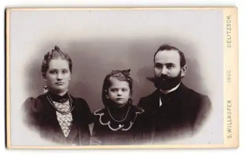 Fotografie S. Willkofer, Delitzsch, Lindenstr. 2, Familienportrait mit Mann, Frau und Kind