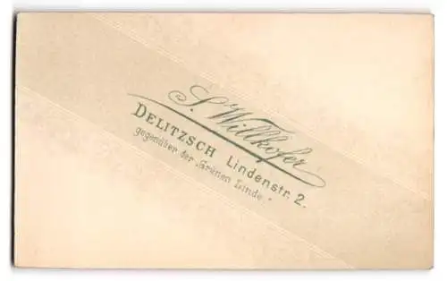 Fotografie S. Willkofer, Delitzsch, Lindenstr. 2, Familienportrait mit Mann, Frau und Kind