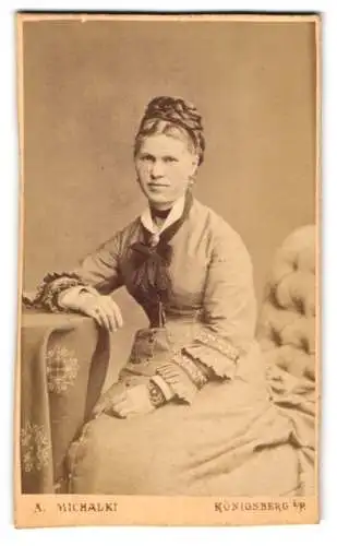 Fotografie A. Michalki, Königsberg i. P., Münzstrasse 28, Dame in elegantem Kleid