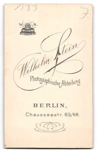 Fotografie Wilhelm Stein, Berlin, Chausseestr. 65 /66, Porträt einer jungen Frau mit Blumenstrauss