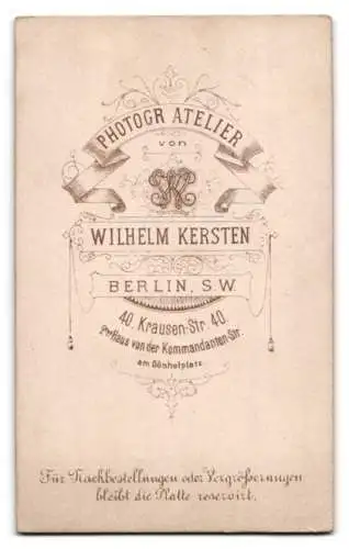 Fotografie Wilhelm Kersten, Berlin, Krausen-Str. 40, Porträt einer jungen Dame im traditionellen Kleid