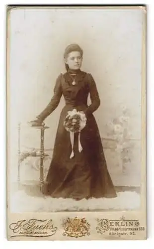 Fotografie J. Fuchs, Berlin, Friedrichstrasse 106, Eine junge Frau mit Blumenstrauss