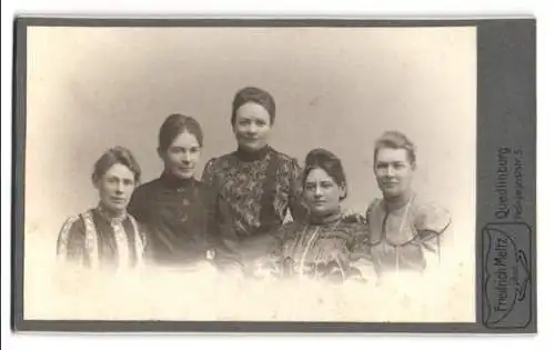 Fotografie Friedrich Meltz, Quedlinburg, Heiligegeiststrasse 5, Fünf Frauen in eleganter Kleidung