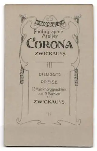 Fotografie Corona, Zwickau, Innere Plauenschestr., Kleinkind sitzend auf einem gepolsterten Stuhl